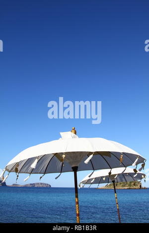 Colore del blocco con molto spazio per le parole e la pubblicità. Colore blu dominano con ombrellone bianco. Immagine nitida e nitida. Aria pulita. Isole Baleari. Ibiza. Cielo blu. Mar Mediterraneo. Ombrello e supporto. Copertina di Moody Book. Copertine del libro. Pagina del portfolio Russell Moore. Foto Stock