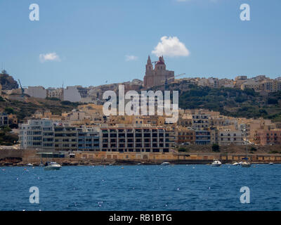 La Chiesa Parrocchiale di Mellieha sulla sommità della collina che domina la città di Malta Foto Stock
