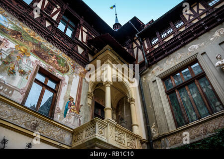 Il Castello di Peles cortile,situato nelle montagne dei Carpazi, Sinaia, Romania. Bellissimi dipinti sulle pareti, balcone con affreschi e vetrate Foto Stock