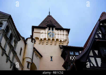 SINAIA, Romania - 6 novembre 2018. Torre con orologio di La Tunuri , Economat Villa , Castello di Peles Castle Park hotel e ristorante cafe. Foto Stock