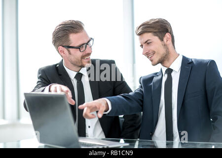 Vicino..due imprenditori usando un computer portatile per l'analisi dei dati Foto Stock