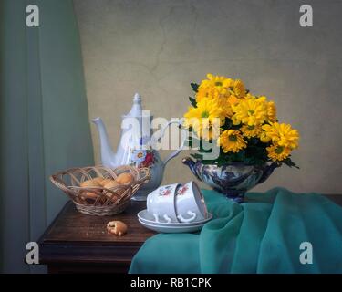 Ancora in vita con bouquet di giallo crisantemi Foto Stock