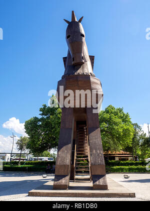 Canakkale, Turchia - 06 Maggio 2017: La replica di legno cavallo di troia presso l'antica città di Troia, Canakkale, Turchia, in cui le persone possono salire th Foto Stock