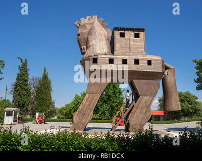 Canakkale, Turchia - 06 Maggio 2017: La replica di legno cavallo di troia presso l'antica città di Troia, Canakkale, Turchia, in cui le persone possono salire th Foto Stock