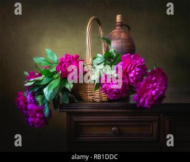 Ancora in vita con bouquet di peonie Foto Stock