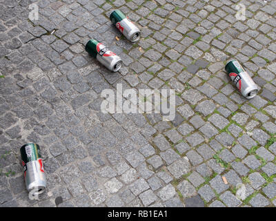 Berlino, Germania - 21 giugno 2017: Becks lattine di birra sul selciato con Moss negli spazi vuoti Foto Stock