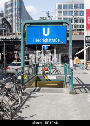 Berlino, Germania - 30 luglio 2017: ingresso alla stazione metropolitana di Friedrichstrasse a Berlino Foto Stock