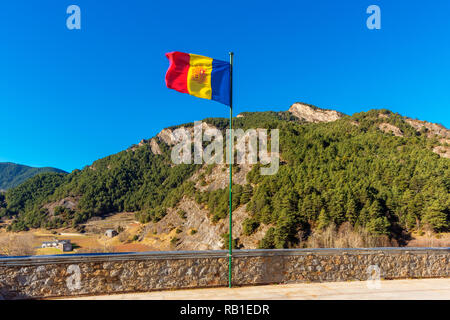 Bandiera nazionale di Andorra sventolare nel villaggio di Ordino Andorra Foto Stock