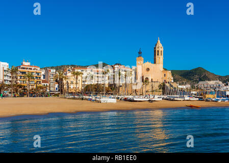 Vista sul villaggio costiero di Sitges, Catalogna, Spagna Foto Stock