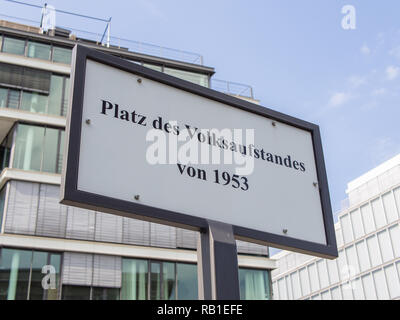 Berlino, Germania - luglio 9, 2017: Strada segno Platz des Volksaufstandes von 1953, Significato Luogo della sollevazione popolare del 1953 in lingua tedesca, Berlino Foto Stock