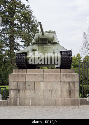 Berlino, Germania - 11 settembre 2017: T-34 serbatoio in corrispondenza della guerra sovietica Memorial a Berlino, il Tiergarten Foto Stock