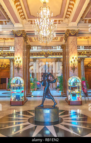 Monte Carlo, Monaco - Francia - Giugno 24, 2018: scultura di fortuna nella hall del Casinò di Monte Carlo interno, popolare attrazione di persone ricche che simili Foto Stock
