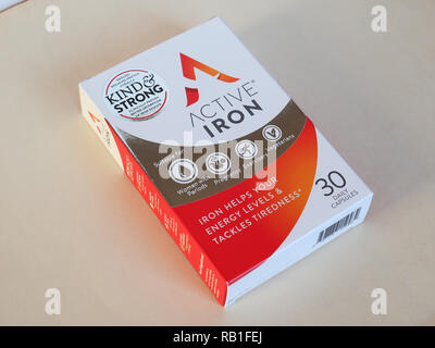 Dublino, Irlanda - circa gennaio 2019: attiva il ferro è un supplemento di ferro adatto per vegetariani Foto Stock