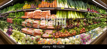 Ripiani vegetale in Whole Foods Market Foto Stock