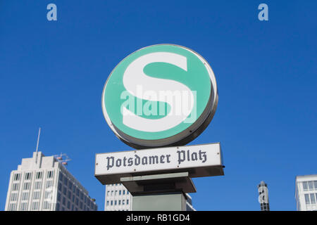 Berlino, Germania - 25 agosto 2016: S-Bahn Urban stazione ferroviaria segno Potsdamer Platz con grattacieli sfocate in background Foto Stock