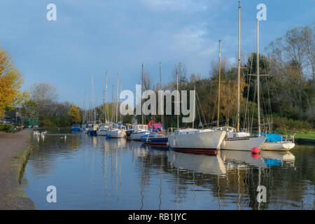 Barche ormeggiate in bridgewater canal a Spike Island in Widnes, Cheshire di Sunrise Foto Stock