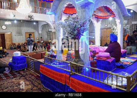 Srinagar, India. 05 gen 2019. La religione sikh devoti offrire preghiere per la nascita anniversario di Guru Gobind Singh a Gurudwara a Srinagar, Indiano Kashmir amministrato il 5 gennaio 2019. Credito: Muzamil Mattoo/Pacific Press/Alamy Live News Foto Stock