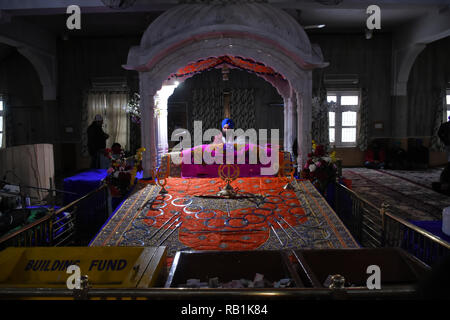 Srinagar, India. 05 gen 2019. La religione sikh devoti offrire preghiere per la nascita anniversario di Guru Gobind Singh a Gurudwara a Srinagar, Indiano Kashmir amministrato il 5 gennaio 2019. Credito: Muzamil Mattoo/Pacific Press/Alamy Live News Foto Stock