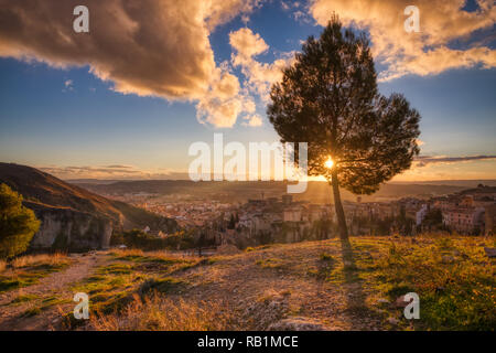 I raggi del sole proveniente attraverso una struttura ad albero superiore castello di Cuenca in Spagna che si affaccia su tutta la città e le montagne e la città Foto Stock