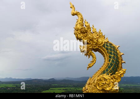 Thai Dragon o Re Serpente o Naga statua nel tempio, a Lampang città in Thailandia. Foto Stock