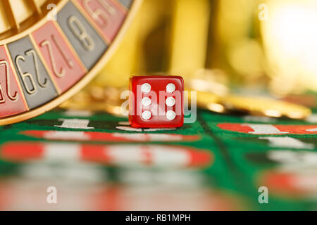 Red casino dadi sul tavolo Foto Stock