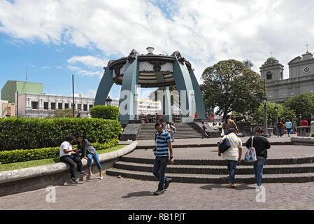 Persone in central park di fronte al chiosco, San Jose, Costa Rica Foto Stock