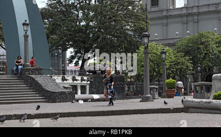 Persone in central park di fronte al chiosco, San Jose, Costa Rica Foto Stock