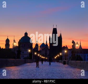 Praga di notte, immagine panoramica. Ponte Carlo la mattina presto con un irriconoscibile turisti e fotografi in attesa sul ponte per sun Foto Stock