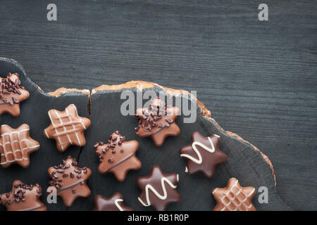 A forma di stella sul cioccolato scuro dello sfondo testurizzato, laici piatta con copy-spazio Foto Stock