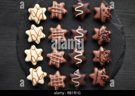 A forma di stella sul cioccolato scuro dello sfondo testurizzata Foto Stock