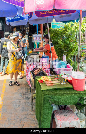 Amphawa, Tailandia - 7 Ottobre 2018: turisti shopping dal fiume. Un mercato galleggiante si svolge ogni fine settimana. Foto Stock