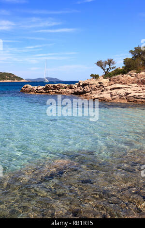 La baia chiamata Golfe de Porto Novo a sud di Porto-Vecchio sull isola di Corsica, Francia. Barca a vela nei pressi di ancoraggio della linea di orizzonte. Foto Stock