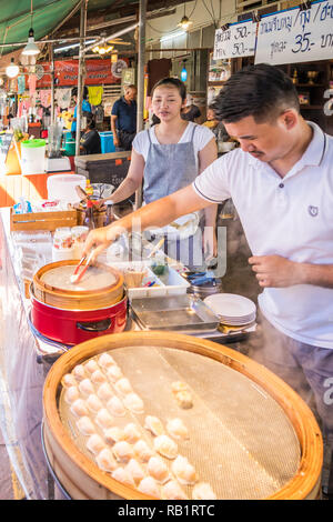 Amphawa, Tailandia - 7 Ottobre 2018: rendendo gnocchi Cinesi per la vendita, un mercato galleggiante si svolge ogni fine settimana. Foto Stock