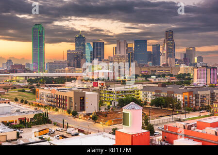 Dallas, Texas, Stati Uniti d'America downtown skyline della citta' al tramonto. Foto Stock