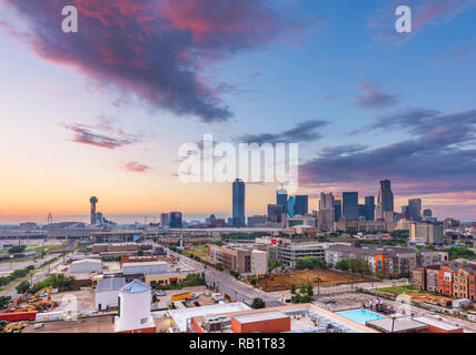 Dallas, Texas, Stati Uniti d'America downtown skyline della citta' al tramonto. Foto Stock