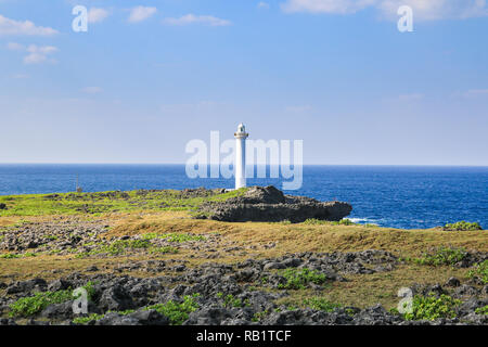 White Faro di Cape Zanpa in Giappone con il blu del mare e del cielo Foto Stock