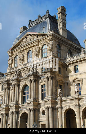 La facciata della Ala Sully edificio del museo del Louvre a Parigi Foto Stock