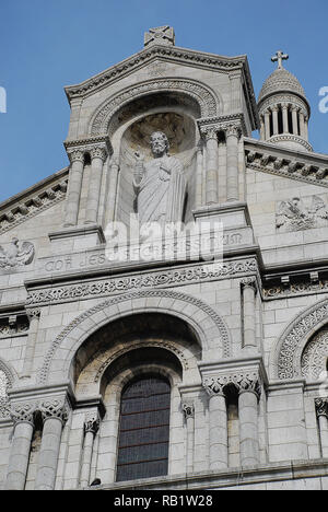 Basilica Sacre Coeur di Montmartre a Parigi, Francia. Vista frontale Foto Stock