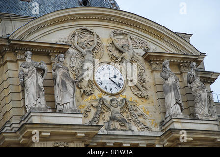 Frammenti architettonici di Parigi palazzo di Lussemburgo (Palais du Luxembourg). Lussemburgo Palace è la residenza ufficiale del senato francese Foto Stock