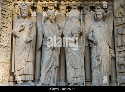 Notre Dame de Paris, ingresso, facciata ovest: il martire Saint Denis, tenendo la sua testa, sopra il portale della Vergine Foto Stock