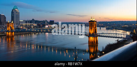 Alba sul Roebling Suspension Bridge il collegamento di Cincinnati, Ohio di Covington in Northern Kentucky Foto Stock