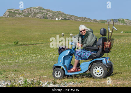 Buggy mobilità consentendo a persone disabili visitatore, o persona disabile di accedere e di esplorare l'isola di Iona. Il I​nner Ebridi. Costa ovest della Scozia. Foto Stock