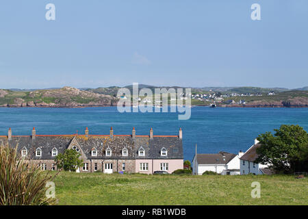 Affacciato sulla casa del Vescovo, Isola di Iona Iona Suono e Fionnphort con il ferry terminal, Mull in background. Le Ebridi Interne, Argyll and Bute, costa ovest della Scozia.​ Foto Stock