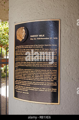 Harvey Milk mostrina di Harvey Milk Plaza segno, quartiere Castro di San Francisco, California, Foto Stock