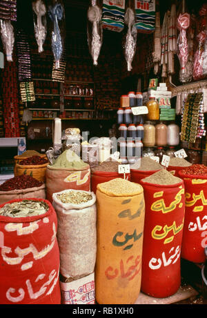 Pressione di stallo di spezie al Cairo Marketplace, EG Foto Stock