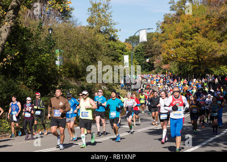 Gli atleti in esecuzione la maratona di New York nel 2014, al Central Park di New York, Stati Uniti d'America Foto Stock