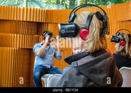 Persone con auricolari VR vivendo la realtà virtuale al Centro di Seattle Foto Stock