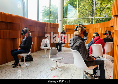 Persone con auricolari VR vivendo la realtà virtuale al Centro di Seattle Foto Stock