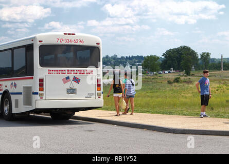 Gettysburg, PA, Stati Uniti d'America. Lug 2015. Giovani asiatici donne americane salire a bordo di un bus tour al Parco Militare Nazionale di Gettysburg. Foto Stock