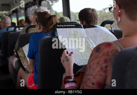 Gettysburg, PA, Stati Uniti d'America. Lug 2015. Passeggeri la lettura di guide turistiche e mappe a bordo di un bus tour al Parco Militare Nazionale di Gettysburg. Foto Stock